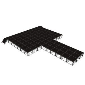 Lo sfondo di nozze per concerti all'aperto incornicia la piattaforma del palco per spettacoli musicali