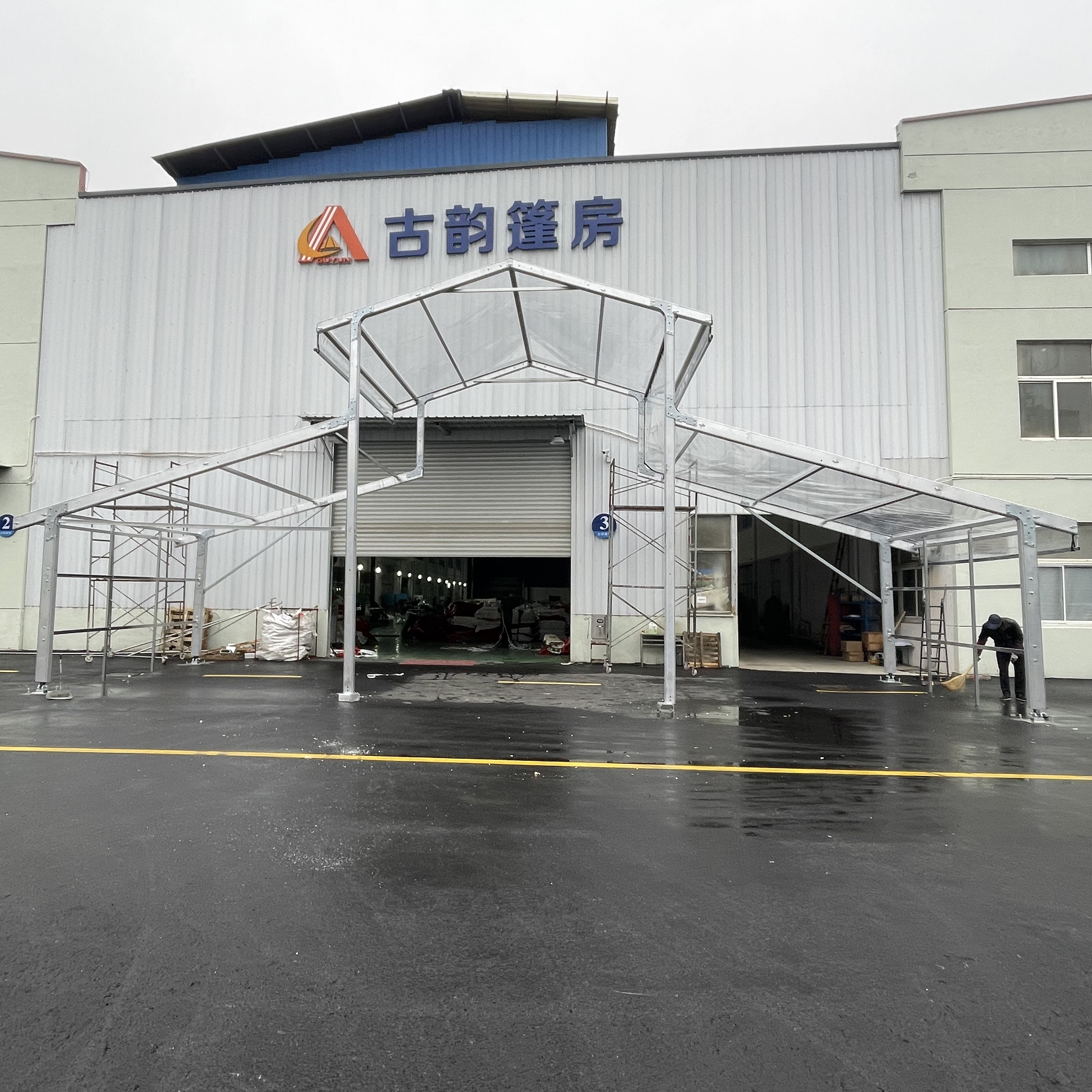 Tenda da matrimonio con struttura trasparente di grandi dimensioni, struttura a baldacchino, struttura per tendone, parete in vetro, atrio, evento, tende commerciali per eventi