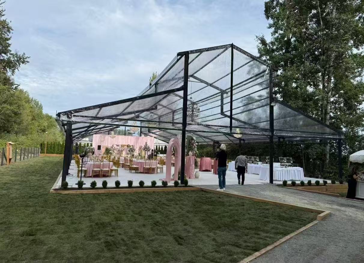 Tende ad atrio appositamente progettate per matrimoni, eventi e spazi all'aperto