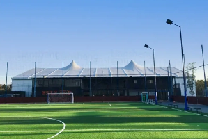 Tende sportive in alluminio vs. Tende tradizionali in tessuto: quale conviene per lo sport?