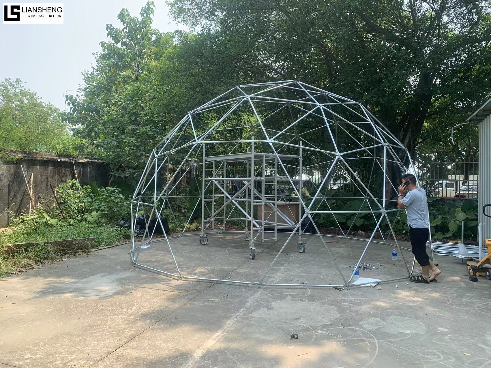 Tenda a cupola geodetica – Struttura moderna e resistente per eventi all'aperto